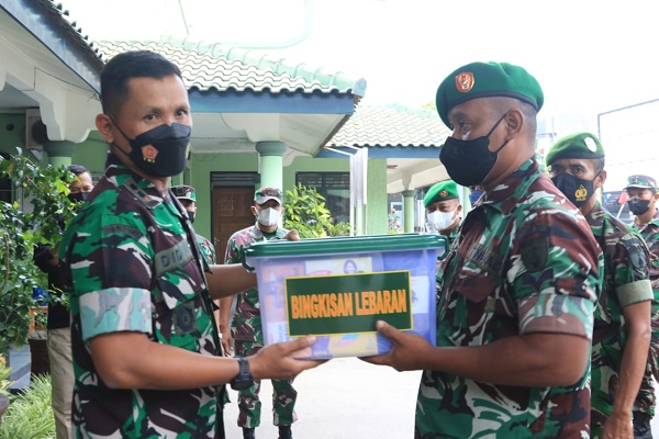 Dandim 0808/Blitar Menyerahkan Bingkisan Lebaran dari KASAD kepada Babinsa yang Tugas di Wilayah Terpencil