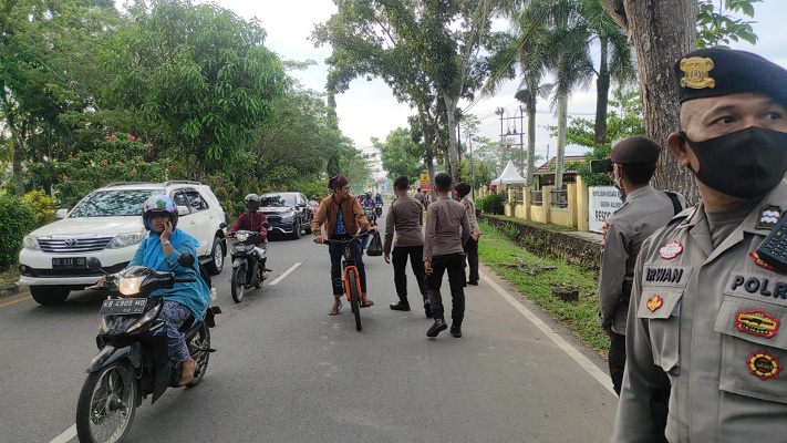 Iptu Saifuddin Kasat Samapta Polres Kubu Raya Beserta Jajaran Bagikan Takjil kepada Warga Masyarakat