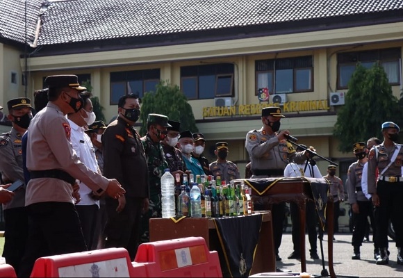 Kapolres Pekalongan Memimpin Apel Gelar Pasukan Operasi Ketupat 2022 di Mapolres Pekalongan