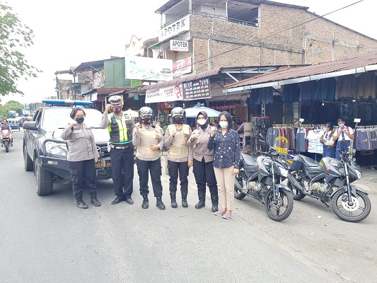 Kapolsek Medan Tuntungan Bersama Anggotanya Sambangi Warga di Pajak Melati dan Jahe Simalingkar