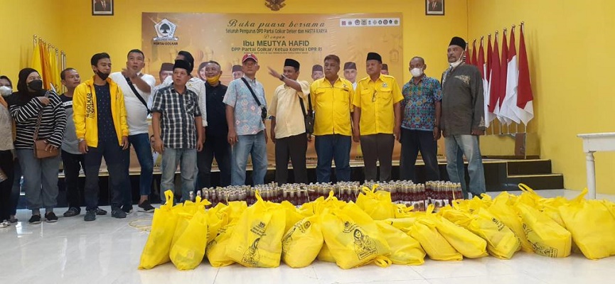 Ketua DPD Partai Golkar Delser Membagikan Paket Idul Fitri