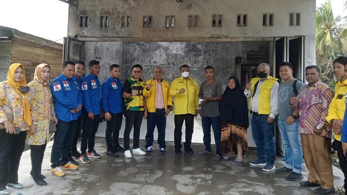 Ketua Golkar Labura Hendriyanto Sitorus Bantu Korban Kebakaran Desa Pulo Jantan