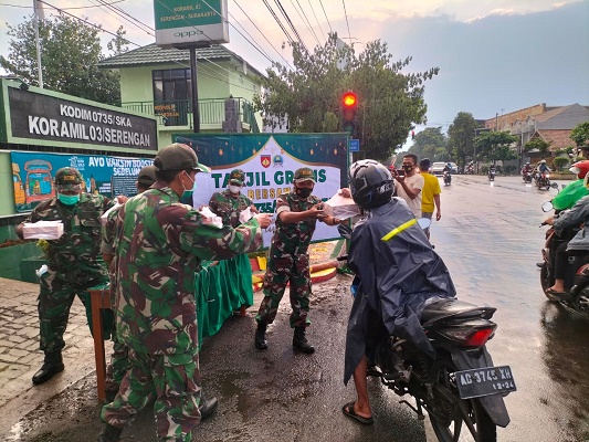 Koramil 03/Serengan Membagikan Takjil Gratis