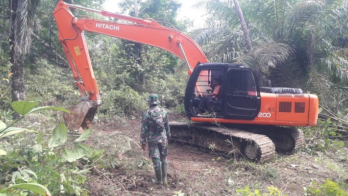 Meski Suasana Puasa, Pembangunan Jalan Pra TMMD 113 Kodim 0203/Langkat Tetap Dilanjutkan
