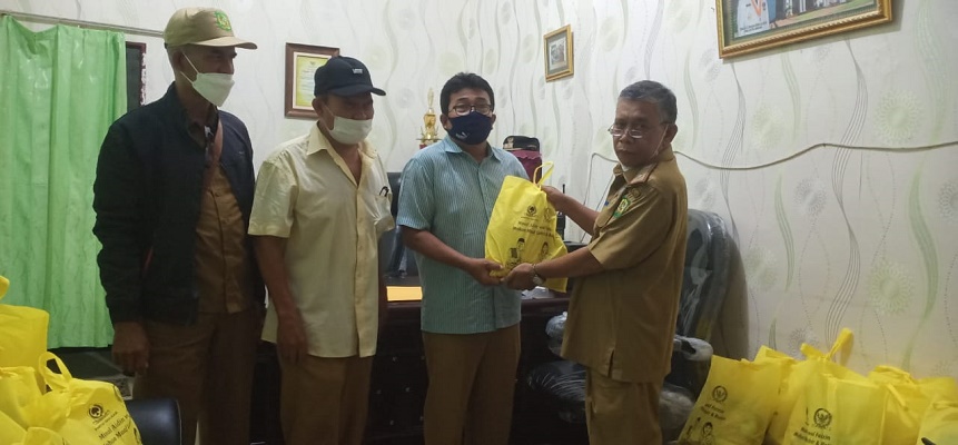 Partai Golkar Sumut Serahkan Ratusan Paket Sembako ke Warga Kel Sudirejo1