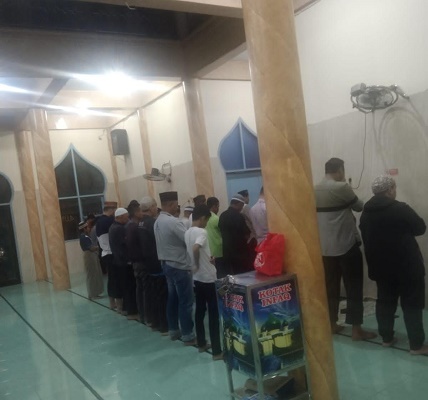 Personel Polsek Tuntungan Pam Salat Tarawih, Beri Rasa Aman pada Jamaah