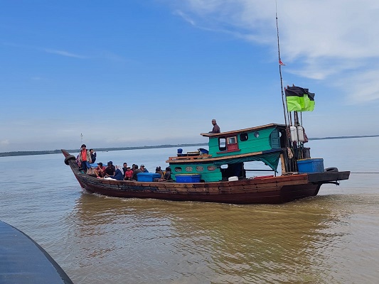Polair Tanjung Balai Amankan 15 PMI Pulang dari Malaysia