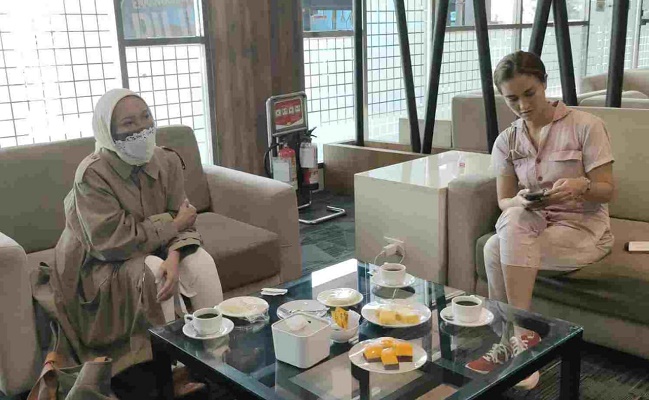 Ratna Sarumpaet Beserta Atiqah Hasiholan Tiba di Medan dalam Luncurkan Buku Autobiografi