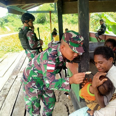 Satgas Yonif 126/KC Gencar Mendatangi Rumah-Rumah Masyarakat Perbatasan dalam Kegiatan Pelayanan Kesehatan