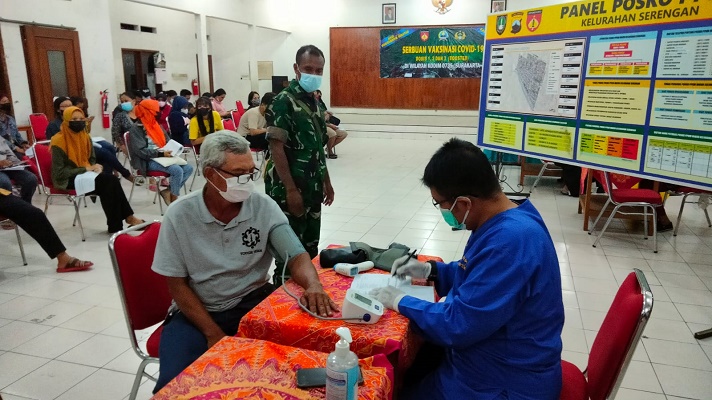 Serbuan Vaksinasi Covid-19 Malam di Pendopo Kel. Serengan Dikunjungi oleh Dandim Solo