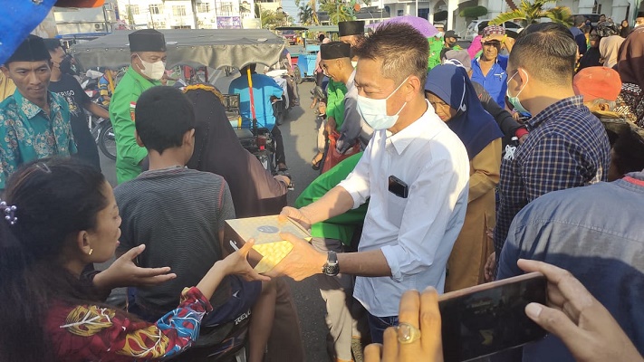 Takjil ke Pengendara Becak Dibagikan oleh Bupati Rohil