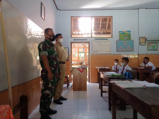 Tanamkan Rasa Cinta Tanah Air, Babinsa Memberikan Materi Wasbang Siswa - Siswi SD