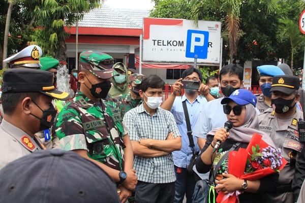 Dandim 0808/Blitar Tinjau Langsung Pengamanan Aksi Unjuk Rasa Di Wilayah Kota Blitar Blitar - Aksi unjuk rasa yang dilakukan oleh Organisasi Mahasiswa Ekstra Kampus (ORMEK) dan Himpunan Mahasiswa Islam (HMI) Cabang Blitar, mendapat pengawalan ketat dari Instansi terkait yang ada di wilayah Kota Blitar, termasuk didalamnya Kodim 0808/Blitar, Senin (11/4/2022). Adapun aksi unjuk rasa yang disampaikan oleh Organisasi Mahasiswa Ekstra Kampus dan Himpunan Mahasiswa Islam Cabang Blitar yaitu terkait menyuarakan penolakan jabatan Presiden tiga periode, penundaan Pemilu dan kenaikan BBM. Dandim 0808/Blitar Letkol Inf Didin Nasruddin Darsono saat ditemui di depan Kantor DPRD Kota Blitar menyampaikan, bahwa kegiatannya tersebut, untuk mengantisipasi dan menjaga keamanan serta kondusifitas wilayah yang dilalui dan tempat yang dijadikan untuk titik berkumpul para pengunjuk rasa, dalam menyampaikan aspirasinya. Karena menjaga keamanan suatu wilayah merupakan tugas dan tanggung jawab kita sebagai anggota TNI, tutur Dandim 0808/Blitar. Dengan adanya kebersamaan dan pendekatan yang humanis, serta adanya kerja sama dari semua pihak, Alhamdulillah aksi unjuk rasa yang berlangsung hari ini dapat dikendalikan serta tidak terjadi hal hal yang tidak diinginkan. Lanjut Dandim 0808/Blitar menambahkan, soal keberadaan anggota Kodim 0808/Blitar di lapangan, kita hanya membeckup atau membantu Polres Blitar Kota dalam melaksanakan pengamanan saat berlangsungnya aksi unjuk rasa, dengan harapan kegiatan dapat berjalan tertib, lancar dan aman, pungkasnya (Dim0808).