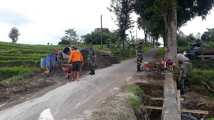 Wujud Kemanunggalan TNI dengan Rakyat, Babinsa Koramil Teras Gotong Royong Membangun Talud