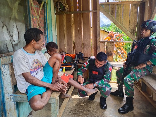 Atasi Kesulitan Masyarakat Perbatasan, Satgas Yonif 126/KC Melaksanakan Pengobatan Door to Door