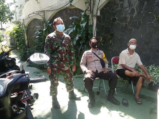 Babinsa Jayengan PPKM Menyasar Sepanjang Jalan Kalirangan