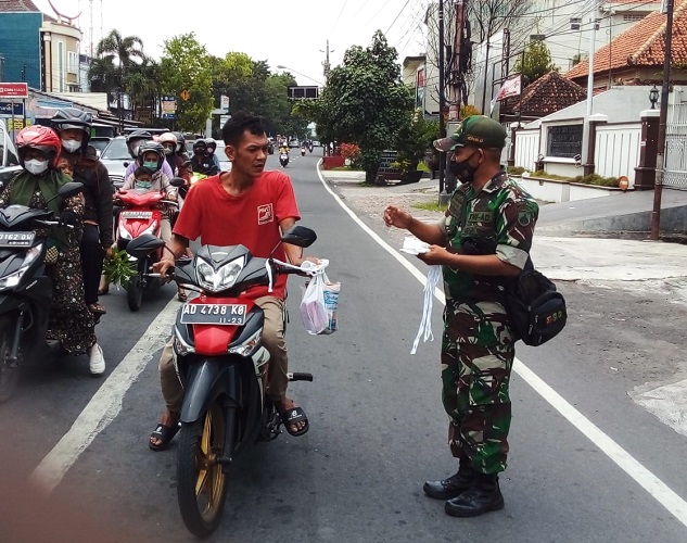 Bati Komsos Sosialisasi Prokes Sambil Membagikan Masker buat Pengguna Jalan