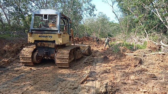 Berpacu dengan Waktu, Satgas TMMD 113 Kodim/Langkat Terus Berjibaku Lanjutkan Pembukaan Jalan +3.000 Meter