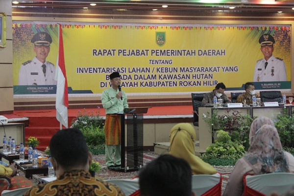 Bupati Rohil Membuka Rapat Pejabat Pemda Tentang Inventarisasi Lahan Masyarakat yang Berada di Wilayah Kawasan Hutan