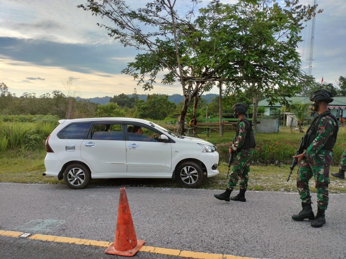 Cegah Kegiatan Illegal Anggota Satgas Yonif 144/JY Melaksanakan Sweeping