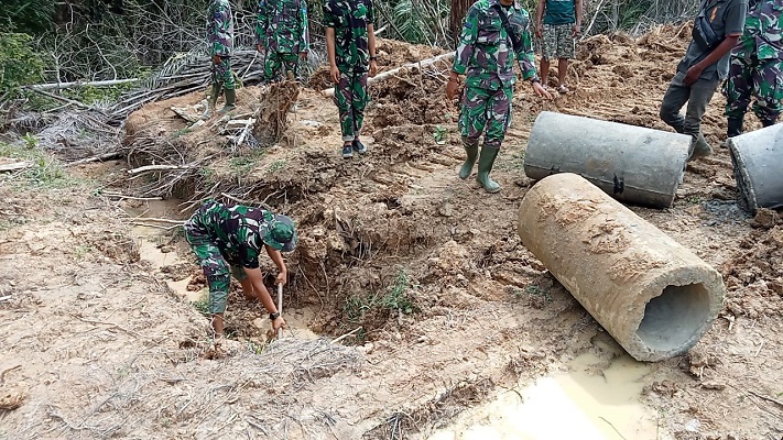 Di Tengah Siang Bolong, Satgas TMMD 113 Kodim 0203/Langkat Gali Lobang untuk Pembuatan Gorong-gorong