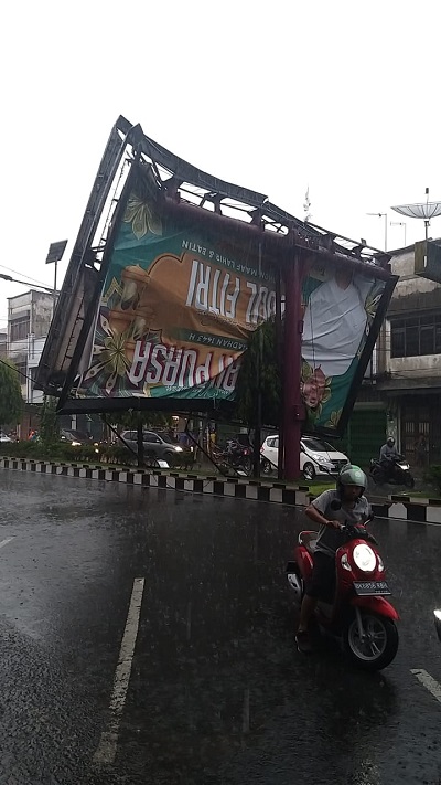 Hujan Lebat Disertai Angin Puting Beliung Melanda Kota Binjai