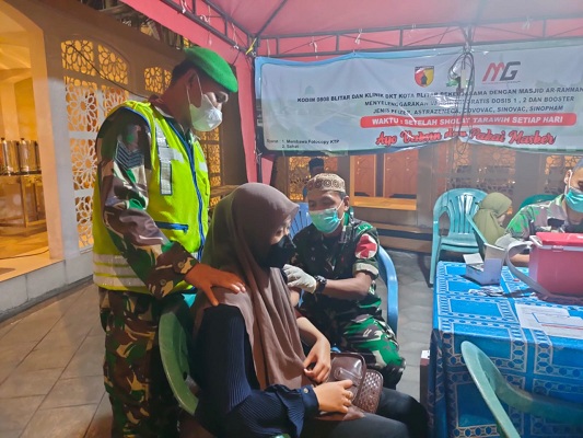 Jelang Lebaran Tak Surutkan Semangat Kodim 0808/Blitar Terus Menggencarkan Serbuan Vaksinasi Booster