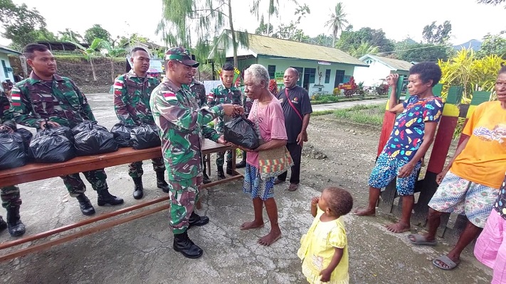 Masyarakat Papua Gembira, Satgas Yonif 126/KC Membagikan Sembako di Hari Lebaran
