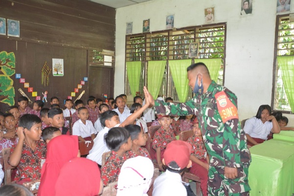Melalui TMMD 113, Satgas Kodim 0203/Langkat Meningkatkan Rasa Cinta Anak-anak SD kepada NKRI