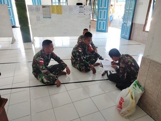 Menjelang Idul Fitri, Satgas Pamtas Yonif Mekanis 643/Wns Membersihkan Masjid di Perbatasan