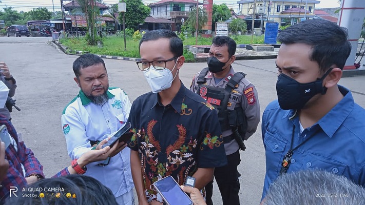 Polres Kubu Raya Mengamankan Pengemudi Truk Saat Isi BBM Gunakan Tangki Siluman
