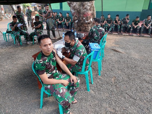 Satgas Pamtas Yonif 123/RW Melakukan Vaksinasi Booster di Pos Kotis Satgas