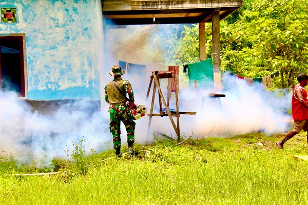 Satgas Satuan Organik Yonif Raider Khusus 136TS Laksanakan Kegiatan Pengasapan di Distrik Aifat, Maybrat, Papua Barat