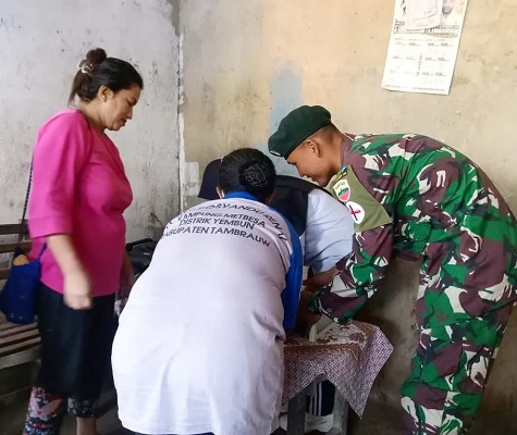 Satgas Satuan Organik Yonif Raider Khusus 136TS Memberikan Layanan Kesehatan Posyandu