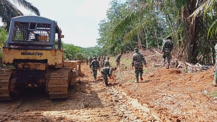 Satgas TMMD 113 Kodim 0203/Langkat dan Warga Kompak Meratakan Badan Jalan