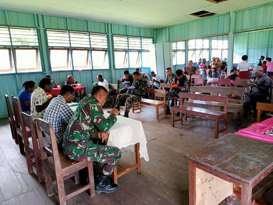 Satgas Yonif 126/Kala Cakti Mengajak Warga Perbatasan Makan Bareng