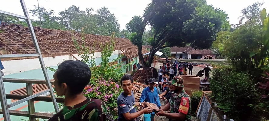 Sebagai Bentuk Kepedulian Terhadap Pendidikan, Anggota Koramil Wlingi Membantu Perbaikan Gedung Sekolah