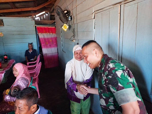 Silaturahmi Lebaran, Dansatgas Beserta Prajurit Satgas Yonif 123RW Anjangsana ke Rumah Warga 
