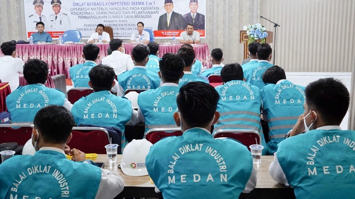 Wabup Rohil Membuka Diklat Berbasis Kompetensi 3 in 1 di Ballroom Hotel Armarosa
