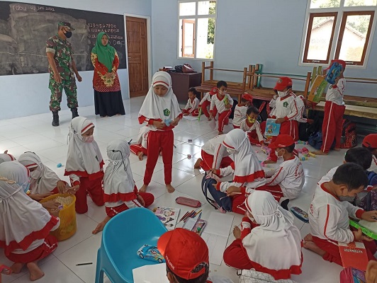 Babinsa Koramil Tipe B 0808/12 Wlingi Memantau PTM