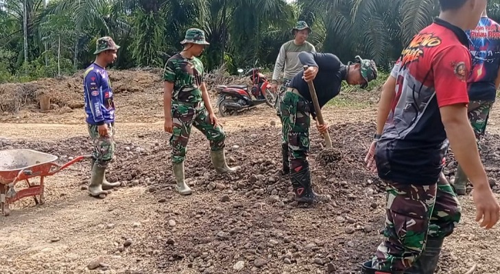 Bermandikan Peluh, Melawan Panas dan Hujan, Satgas Tetap Semangat Kerjakan Program TMMD Langkat