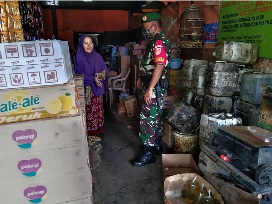 Blusukan ke Pasar, Babinsa Mengecek Harga Migor