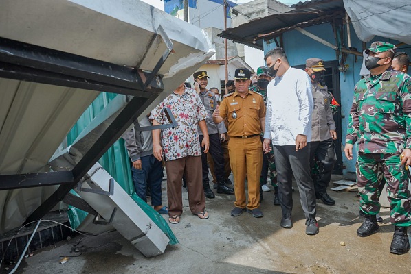 Bobby Nasution Meninjau Rumah Rusak Akibat Hujan Deras dan Angin Puting Beliung