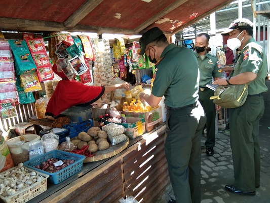 Danramil 01/Sukoharjo Bersama Anggota, Cek Langsung Harga Migor di Pasar Cuplik