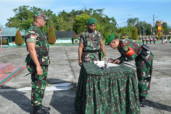 Danrem 174/ATW Pimpin Upacara Penerimaan dan Pelepasan Satgas Pamwil Obvitnas PT. FI dari Yonif 315/Garuda kepada Yonif 405/SK