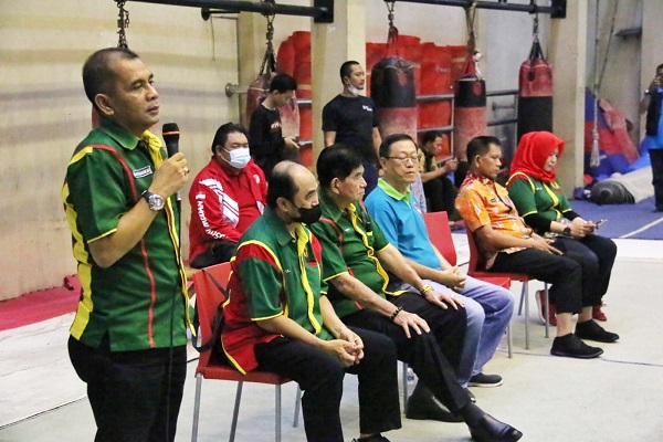 Kadispora Kota Medan Menyerahkan Medali Tanda Ditutupnya Kejuaraan