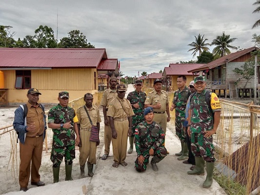 Kasiter Korem 174/ATW Merauke Mendampingi Tim Wasev TMMD ke-113 Tinjau di Lokasi Kampung Vyer Papua