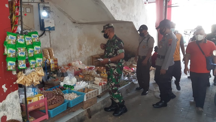 Koramil 10 Mojolaban Bersama Polsek Sambangi Pasar Tradisional Cek Harga Eceran Migor