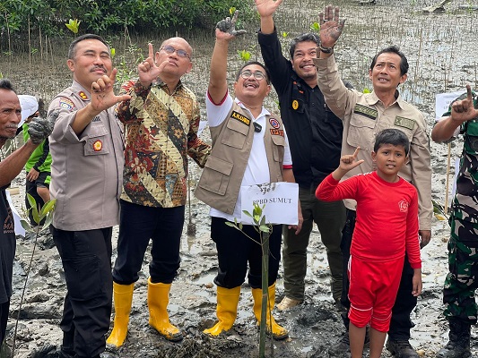 Peringati Hari Lingkungan Hidup, TRIBRATA TV HUMAS POLRI dan WHI Tanam Sejuta Bibit Pohon Mangrove