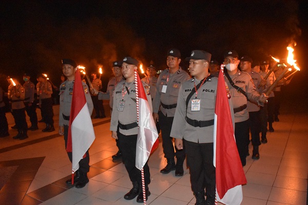 Peserta Pelatihan dan Pembinaan Penguatan Nilai-Nilai Kebangsaan Polres Kubu Raya Melakukan Upacara Renungan Suci